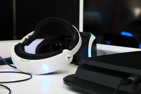 Virtual reality headset with sleek design and glowing accents placed on a modern Stockfoto's