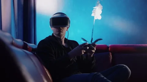 Virtual Reality Man using Smartphone in his room Vídeo Stock 258554662