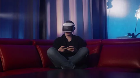 Virtual Reality Man using Smartphone Vídeo Stock 258556218