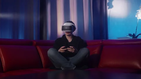 Virtual Reality Man using Smartphone 스톡 동영상 258970836