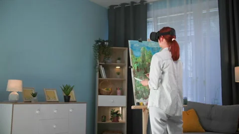 Virtual reality, talented creative female artist uses viar glasses to draw Vidéo 254719035
