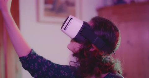 Virtual Reality VR Metaverse Headset Man Playing Games Exploring Worlds Vídeo Stock 195288955