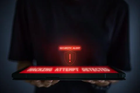 Virtual screen on the tablet displays a security alert and a shield-shaped pr Foto stock