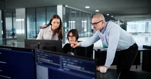 Virtual Team Leads Agile Coding Project In Diverse Office Setting 스톡 사진