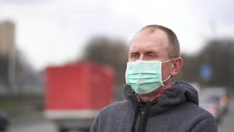 Virus problem team. Senior caucasian man in medical mask  stand  on city street. Vidéo 127633558