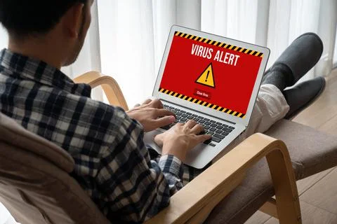 Virus warning alert on computer screen detected modish cyber threat Foto stock