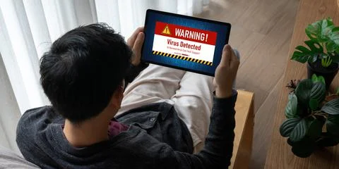 Virus warning alert on computer screen detected modish cyber threat Foto stock