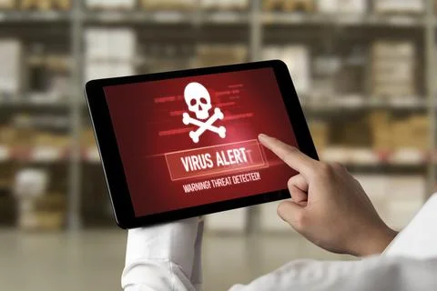 Virus warning alert on computer screen detected modish cyber threat Foto stock