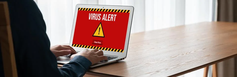 Virus warning alert on computer screen detected modish cyber threat Foto stock