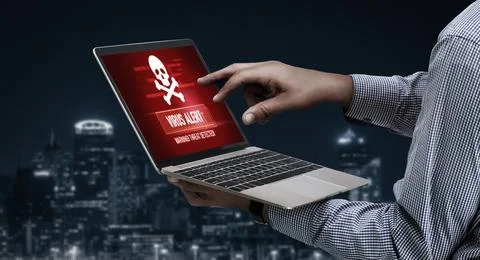 Virus warning alert on computer screen detected modish cyber threat Foto stock