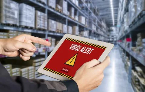 Virus warning alert on computer screen detected modish cyber threat Foto stock