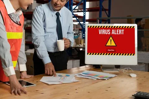 Virus warning alert on computer screen detected modish cyber threat Foto stock