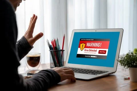 Virus warning alert on computer screen detected modish cyber threat Foto stock