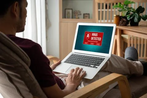 Virus warning alert on computer screen detected modish cyber threat Foto stock