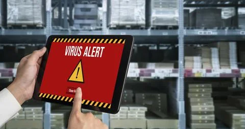 Virus warning alert on computer screen detected modish cyber threat Foto stock