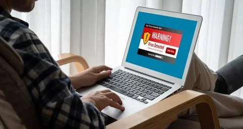 Virus warning alert on computer screen detected modish cyber threat Foto stock