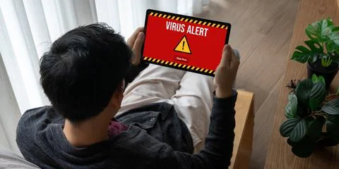 Virus warning alert on computer screen detected modish cyber threat Foto stock