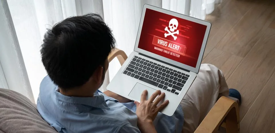 Virus warning alert on computer screen detected modish cyber threat Foto stock