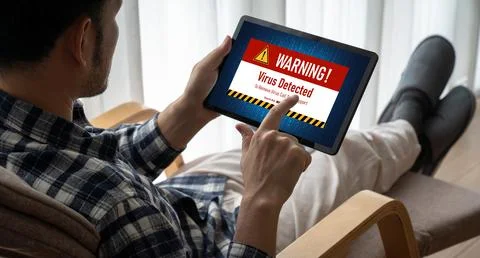 Virus warning alert on computer screen detected modish cyber threat Foto stock