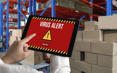 Virus warning alert on computer screen detected modish cyber threat Foto stock