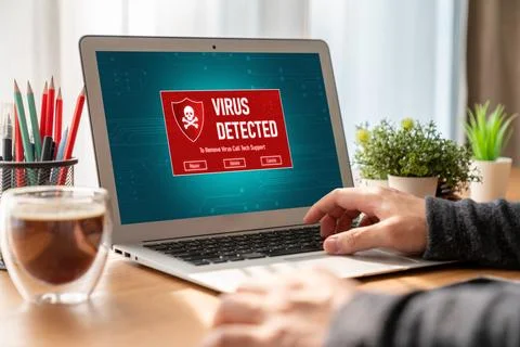 Virus warning alert on computer screen detected modish cyber threat Foto stock