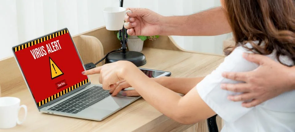 Virus warning alert on computer screen detected modish cyber threat Foto stock