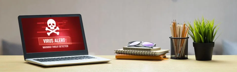 Virus warning alert on computer screen detected modish cyber threat Foto stock