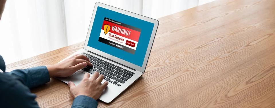 Virus warning alert on computer screen detected modish cyber threat Foto stock