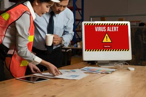 Virus warning alert on computer screen detected modish cyber threat Foto stock