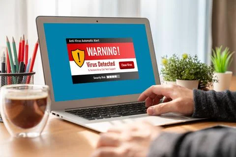 Virus warning alert on computer screen detected modish cyber threat Foto stock