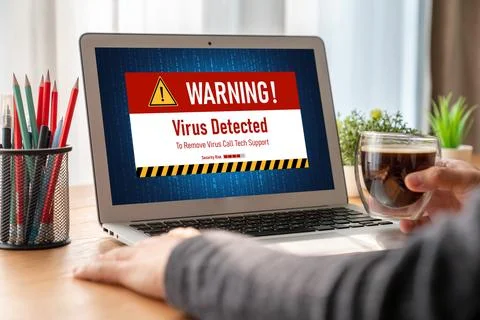 Virus warning alert on computer screen detected modish cyber threat Foto stock
