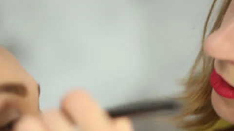Visagist puts shadows on the eyelid, close up Stock Footage 65310962