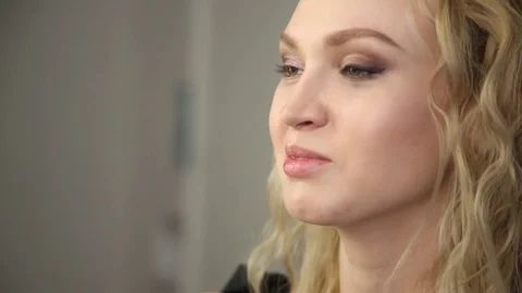 Visagiste applicate eyeshadow Stock Footage 73845872