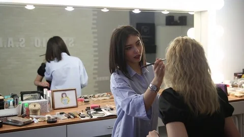 Visagiste imposes eyeshadow Video stock 73833164