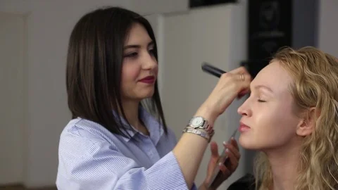 Visagiste makes blonde model up Stock Footage 73802804
