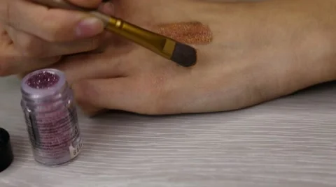 Visagiste put glitter hand Video stock 68610479