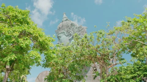 Vishnu statue above trees , Garuda Wisnu Kencana Cultural Park, Bali Vidéo 339776909