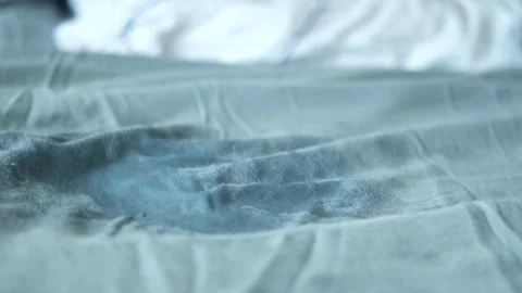 A visible stain on a light blue bedsheet Vidéo 296784364