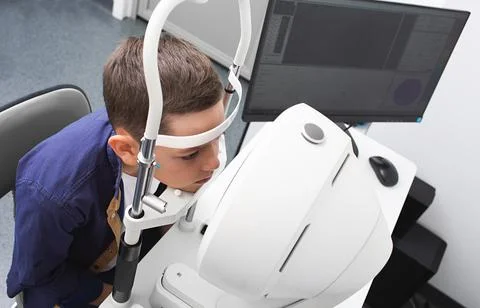 Vision correction in a boy. Super modern equipment in a modern clinic for e.. Foto stock