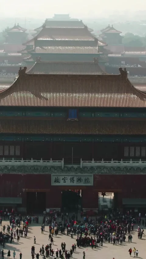 Visit ancient Beijing landmarks and see the Forbidden City from above Vídeos de archivo 335072920