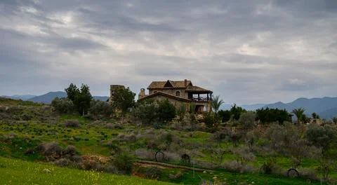 Visiting a charming countryside villa surrounded by rolling hills and lush .. Stockfoto's