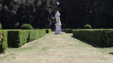 Visiting the Horti Leonini; Statue of Cosimo III de 'Medici Stock-Footage 76599624