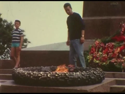 Visiting the monument to the Unknown Sailor in Shevchenko Park in Odessa 스톡 동영상 220603572