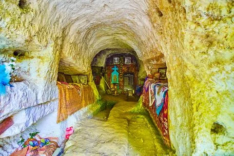 Visiting tiny cave chapels of Bakota Cave Monastery complex in Khmelnytskyi r Stockfoto's