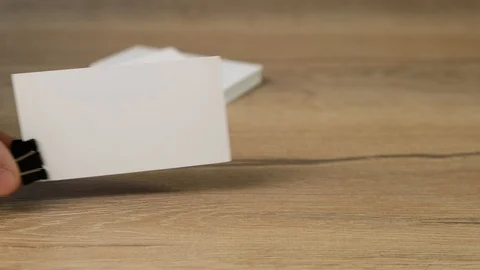 Visiting white empty card on wooden table. Close up. Vidéo 125487779