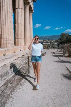 Visitor Exploring Ancient Greek Temple Columns Foto stock