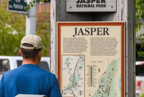 Visitor to Jasper studying a map of the area Fotos Stock