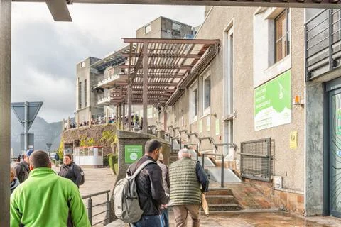 Visitor queue at the lower cable station at Table mountain Fotos de archivo