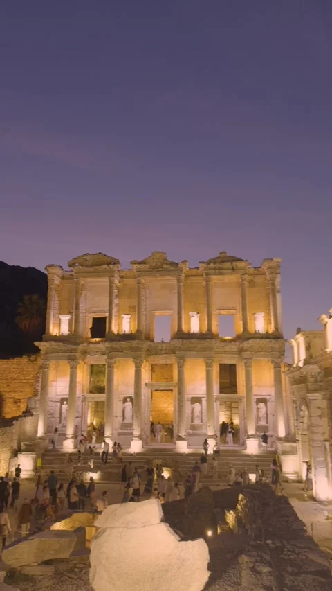 Visitors and library of Celsus at sunset. Vidéo 345313990