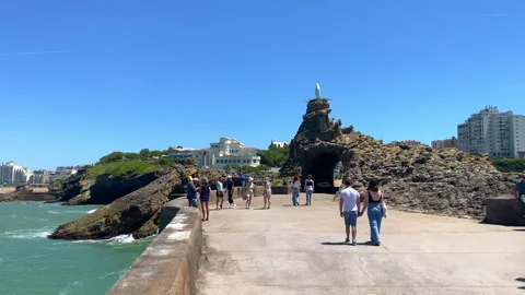 Visitors and statue of the Virgin Mary at Rocher de la Vierge in Biarritz Vídeo Stock 340151601